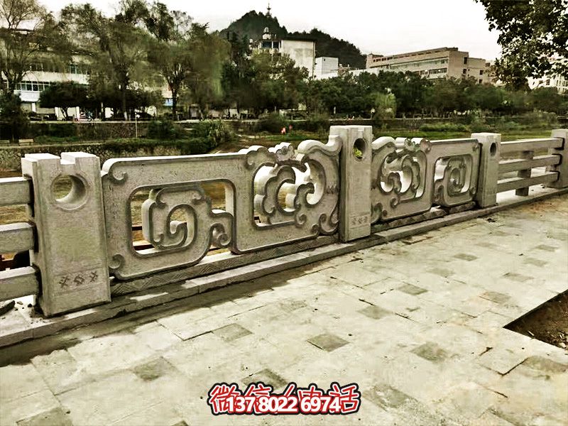 大理石石栏杆镂空雕塑，让湖边的装饰更加完美