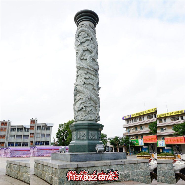大理石浮雕龙柱，点缀校园广场