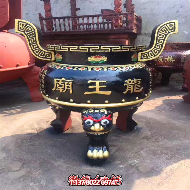 精美彩绘金漆圆形香炉，为寺庙添彩