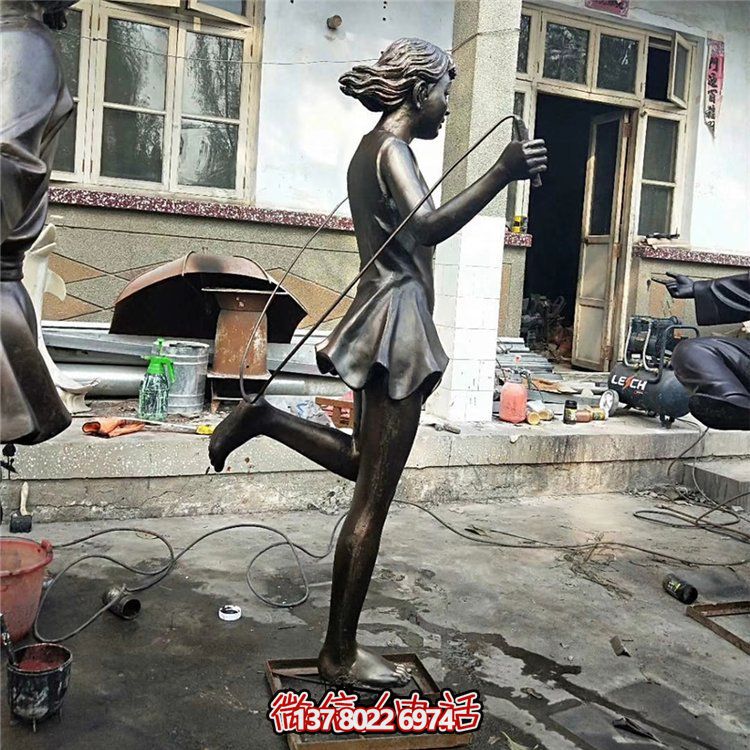 铜质玻璃钢仿真人物跳绳雕像