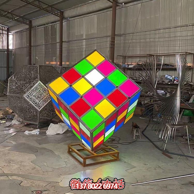 不锈钢彩绘魔方景观雕塑，点缀校园广场