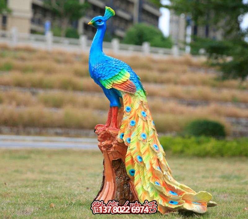 玻璃钢孔雀雕塑，点缀公园草坪