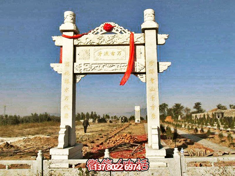 花岗岩简易牌坊，摆放石墓地