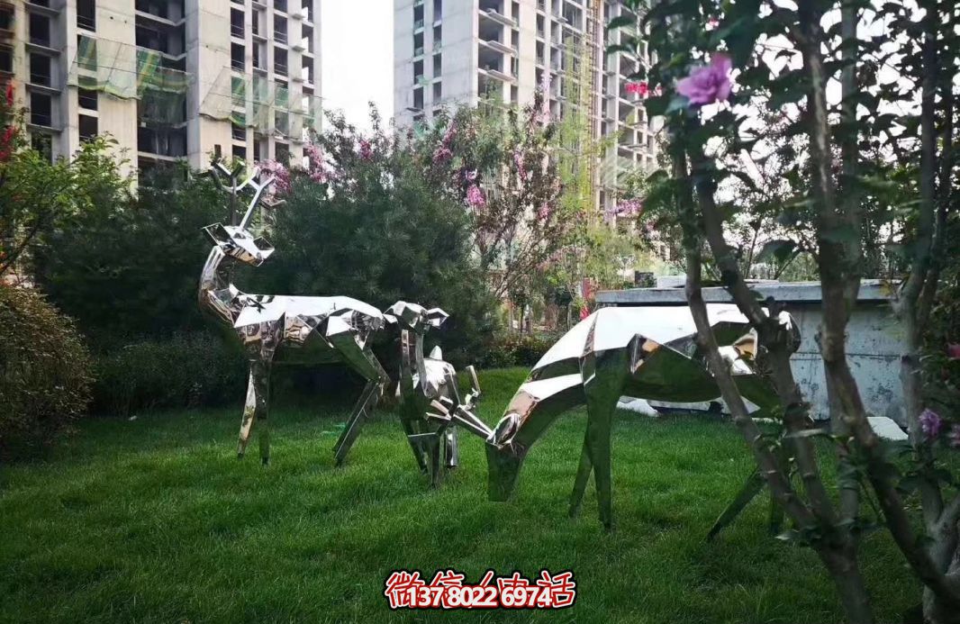 不锈钢梅花鹿雕塑，让公园草坪更美丽