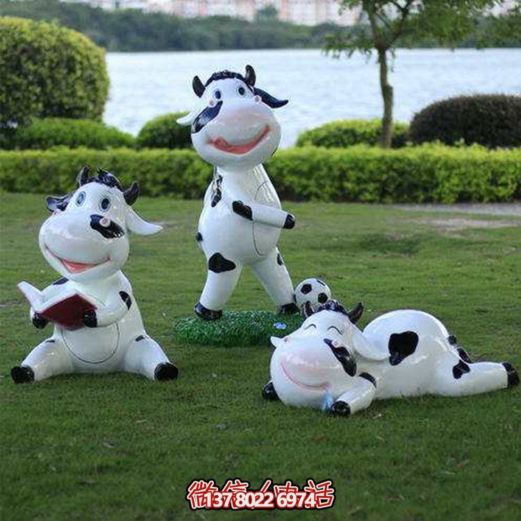 多彩玻璃钢奶牛游乐园