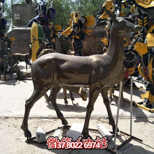 精美雕塑鹿，点缀园林景观，增添艺术气息