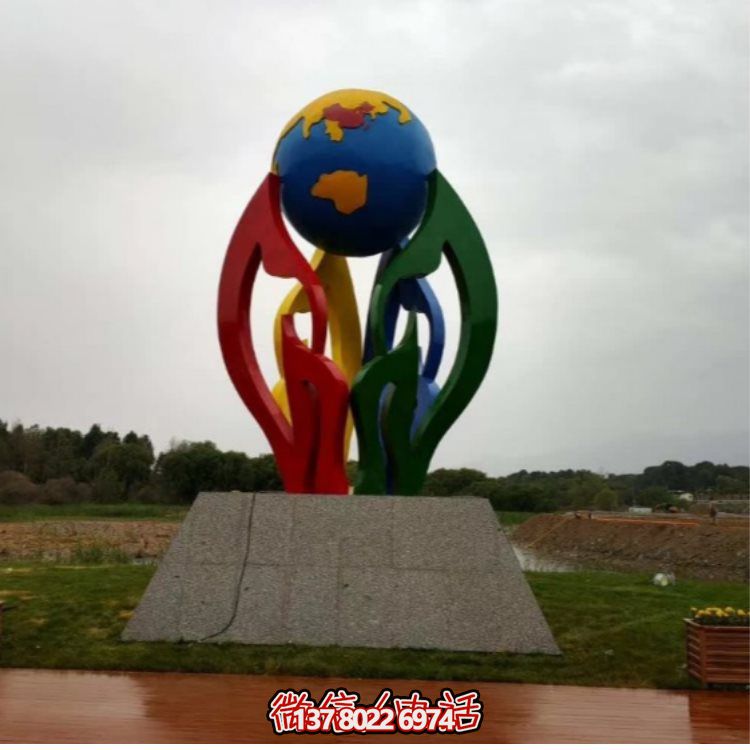 大型不锈钢彩绘喷漆雕塑，为景区景观广场增色