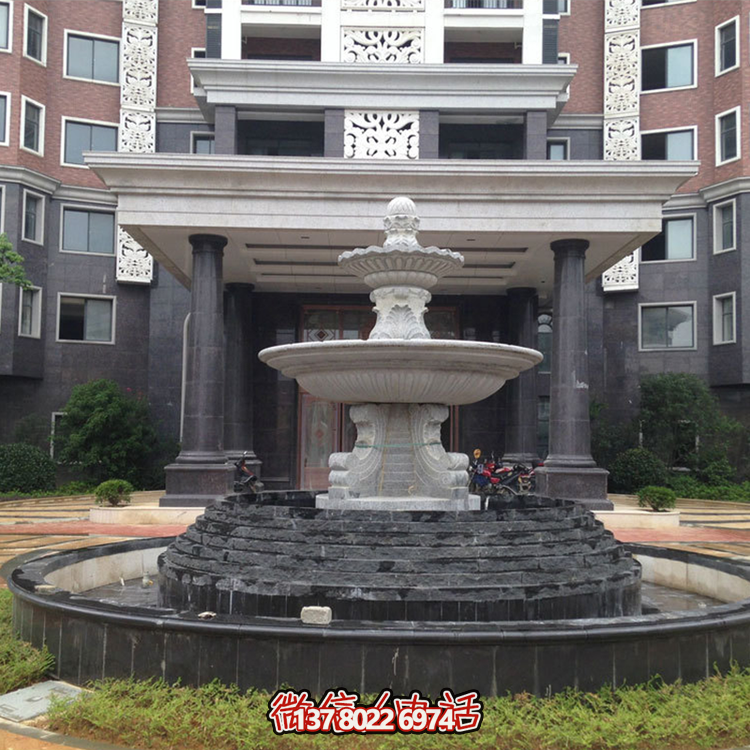 清新的双层喷泉水雕装饰，为办公大楼门前增添灵动气息