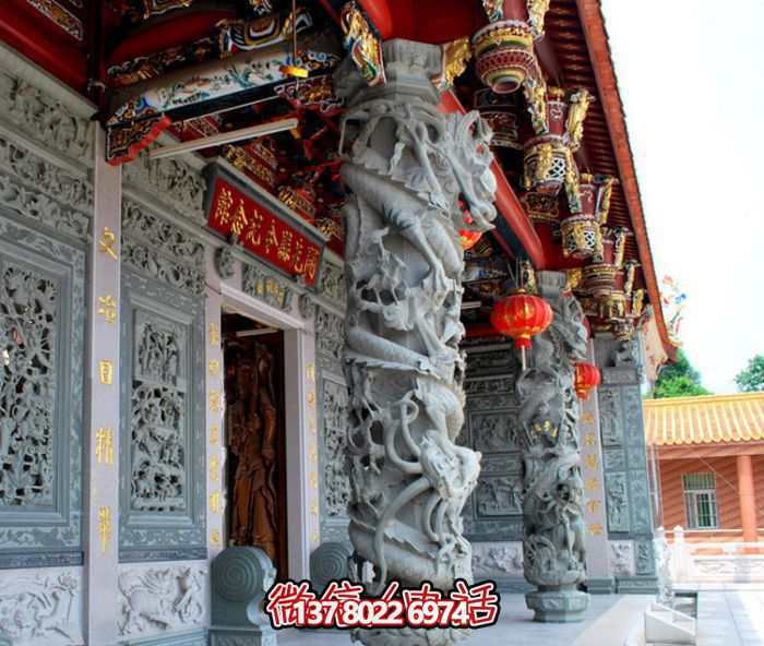 龙柱浮雕，装饰寺庙门前景观