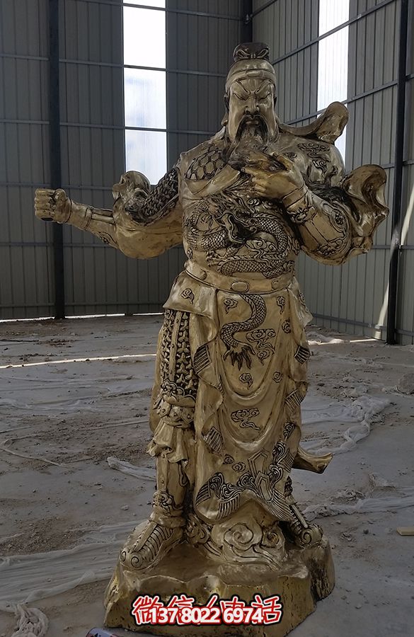 “关公大型喷金烤漆铜雕塑，添色庭院”