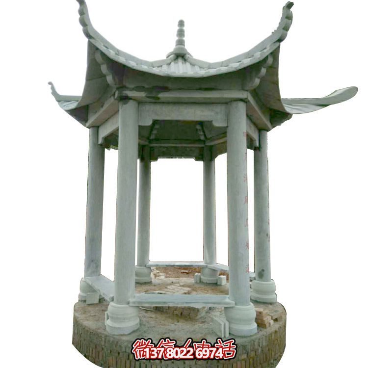 山顶简易凉亭，让您轻松观赏美景
