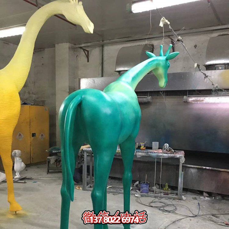玻璃钢制彩绘长颈鹿摆件