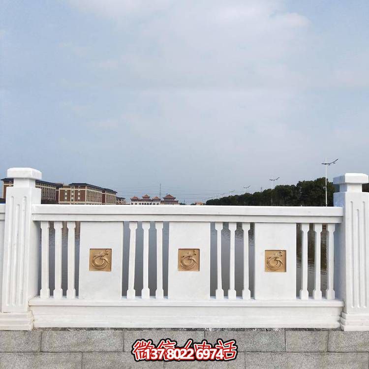 “罗马柱式汉白玉欧式栏杆，为河道边装饰和防护”