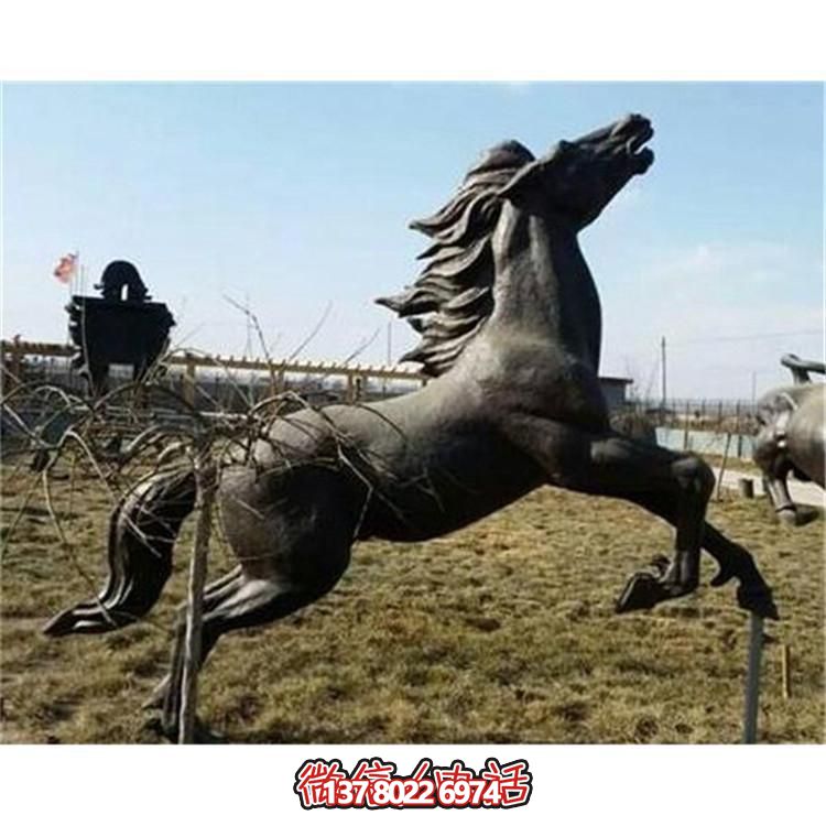 大型铜雕塑，为园林广场摆放奔跑马