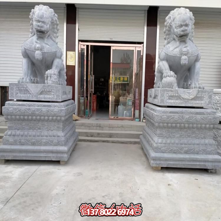 天然青石狮子雕塑，点缀景区大门
