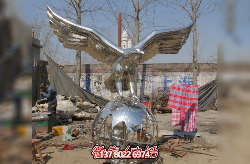 休息时刻，欣赏不锈钢老鹰雕塑