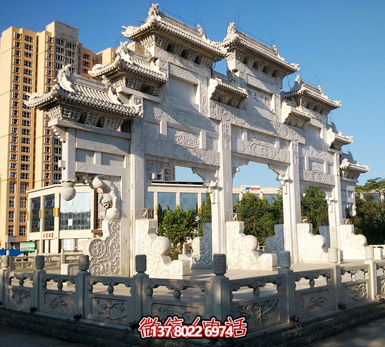 精美石雕牌坊，给城市的小区增添了一抹精致的文化气息