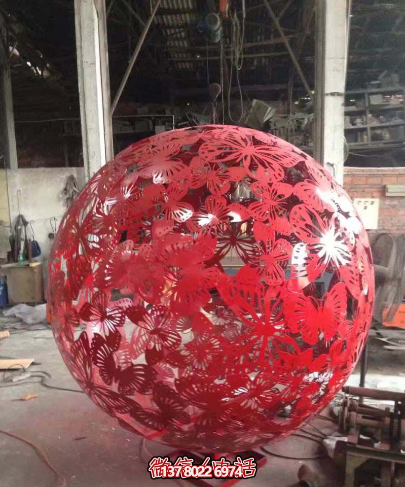 “城市公园的镂空雕塑享受蝴蝶般的自由”