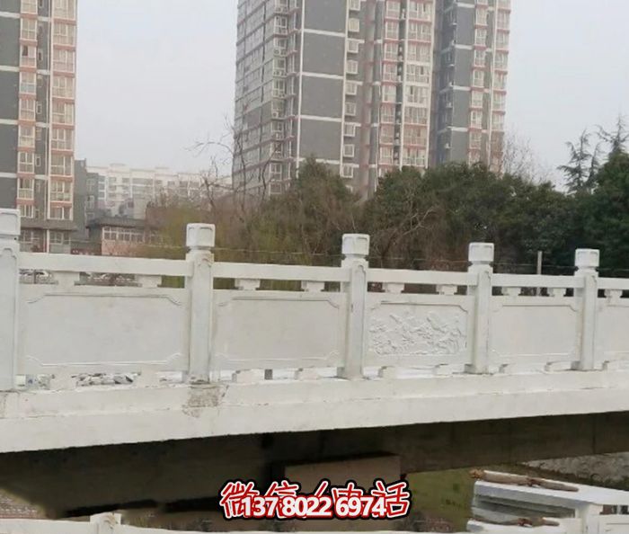 汉白玉镶嵌栏杆，雕塑点缀美丽小区公园