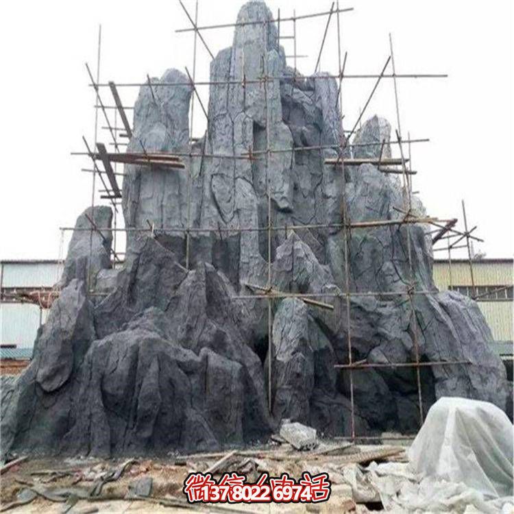 精美的大型石雕假山雕塑，为公园增添灵动之美