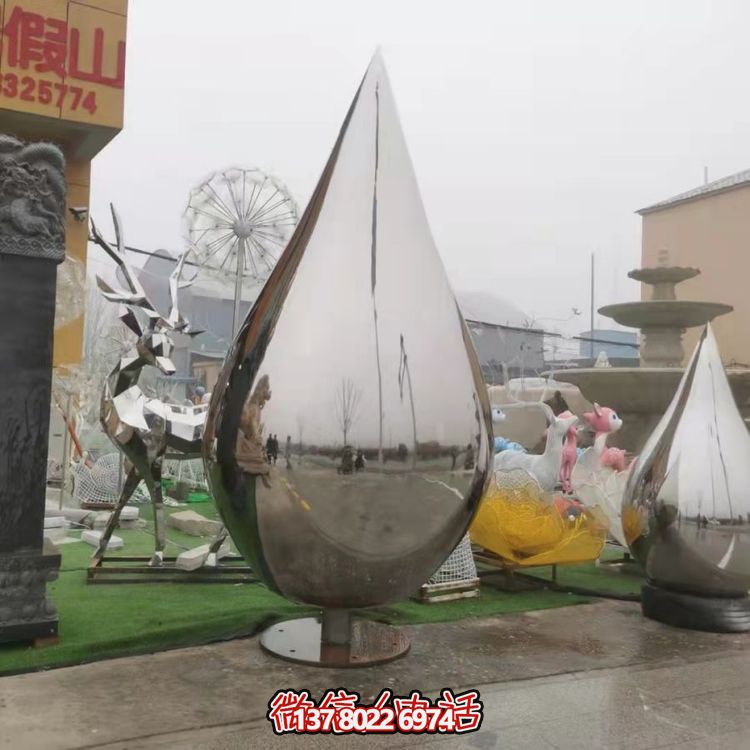 大型不锈钢水滴雕塑，营造出完美的室外空间