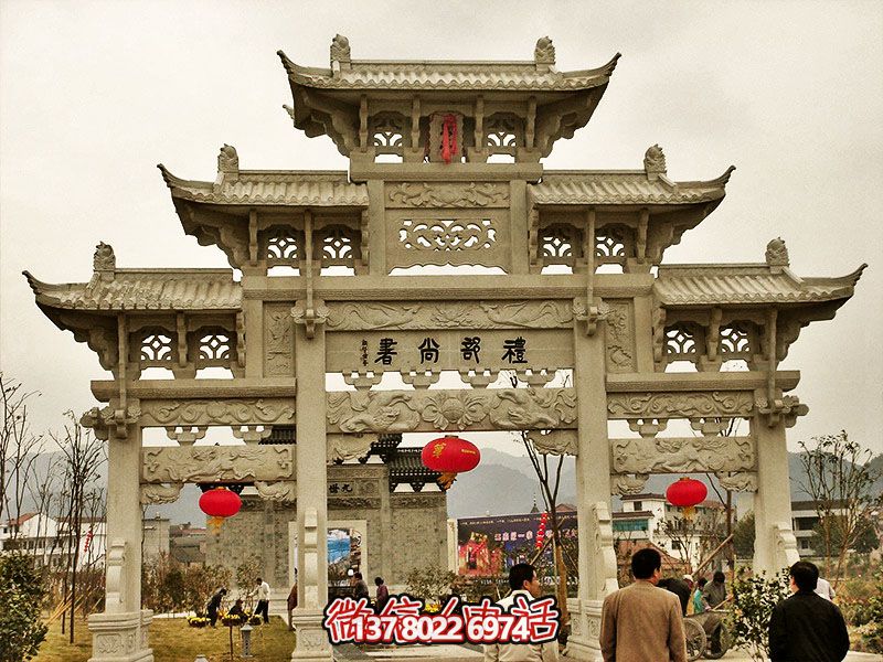 镂空三门牌坊，点缀城市广场