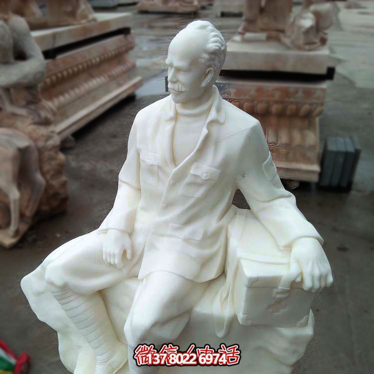 以白求恩精神为原型，汉白玉雕刻的护士坐姿雕塑