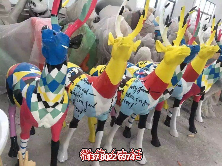 彩绘玻璃钢鹿雕塑，商场、儿童乐园风格摆件