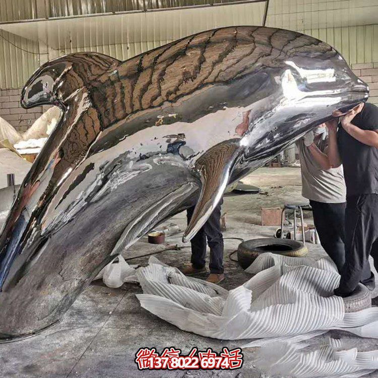 大型抽象镜面不锈钢鲸鱼，展现室外精彩生活