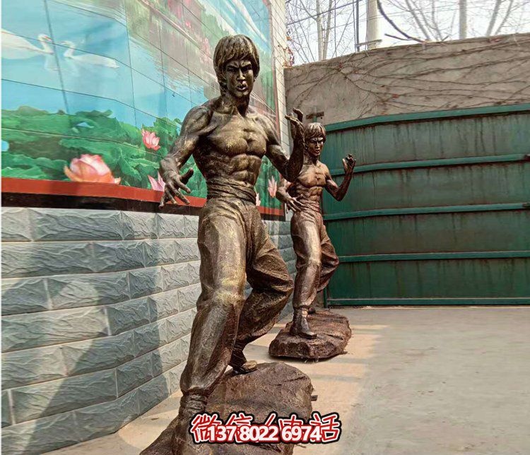 “李小龙雕塑从电影院到广场，功夫明星永存”