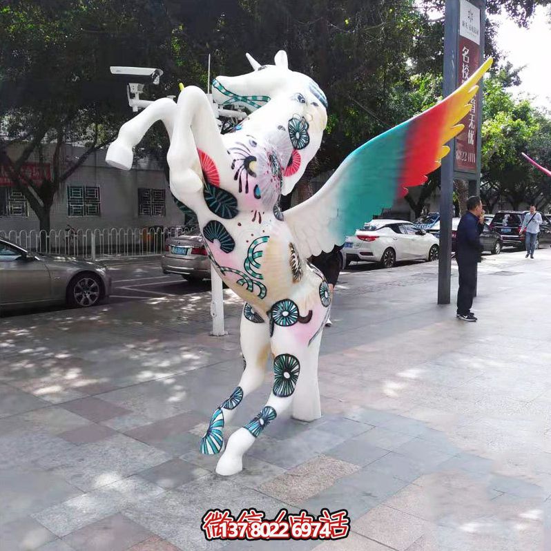 公园里摆放的玻璃钢彩绘飞马雕塑 公园里摆放的玻璃钢彩绘飞马雕塑