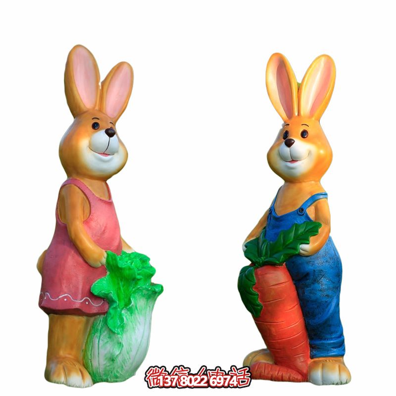 电影院门口两只拿胡萝卜和白菜的玻璃钢兔子雕塑 电影院门口两只拿胡萝卜和白菜的玻璃钢兔子雕塑