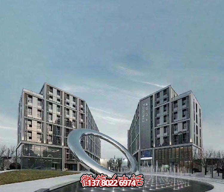 广场创意喷泉中的不锈钢镜面圆环雕塑 广场创意喷泉中的不锈钢镜面圆环雕塑
