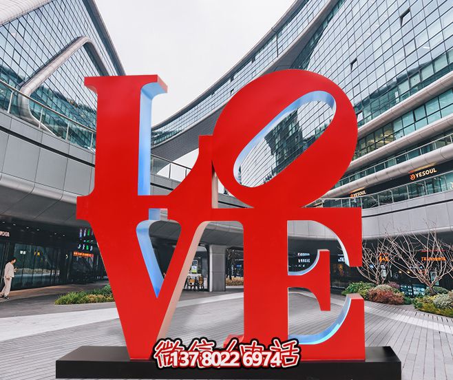 大型商场里摆放的红色的玻璃钢创意LOVE雕塑 大型商场里摆放的红色的玻璃钢创意LOVE雕塑
