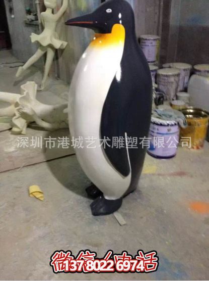 室内玻璃钢独自等待的童趣可爱企鹅雕塑 室内玻璃钢独自等待的童趣可爱企鹅雕塑