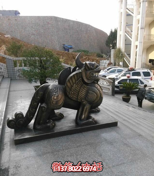 景区里摆放的铜色的玻璃钢彩绘独角兽雕塑 景区里摆放的铜色的玻璃钢彩绘独角兽雕塑