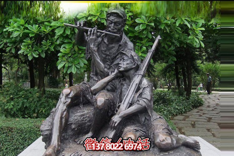 景区坐着吹笛子的战士红军雕塑