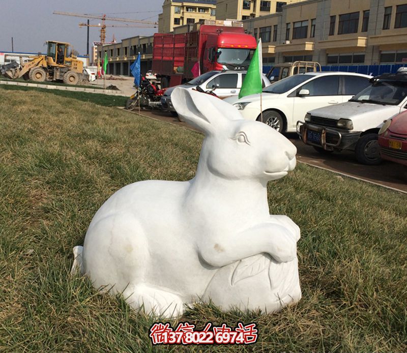 路边草坪一只白色兔子雕塑