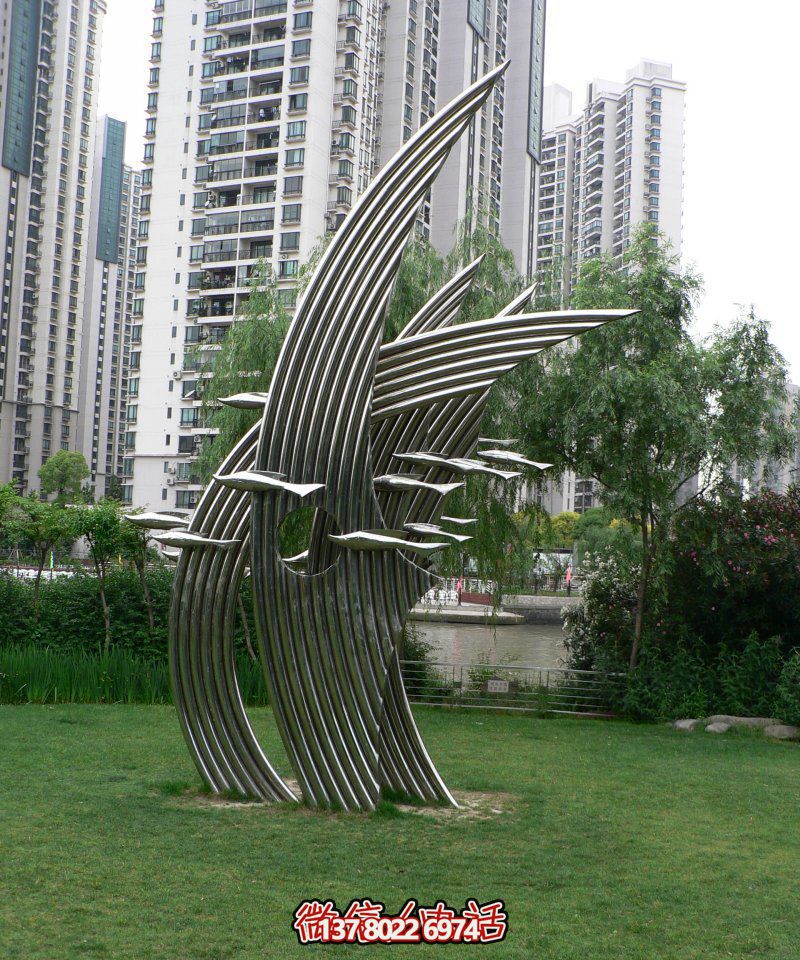 城市小区装饰一群空中游走的不锈钢鱼雕塑 城市小区装饰一群空中游走的不锈钢鱼雕塑