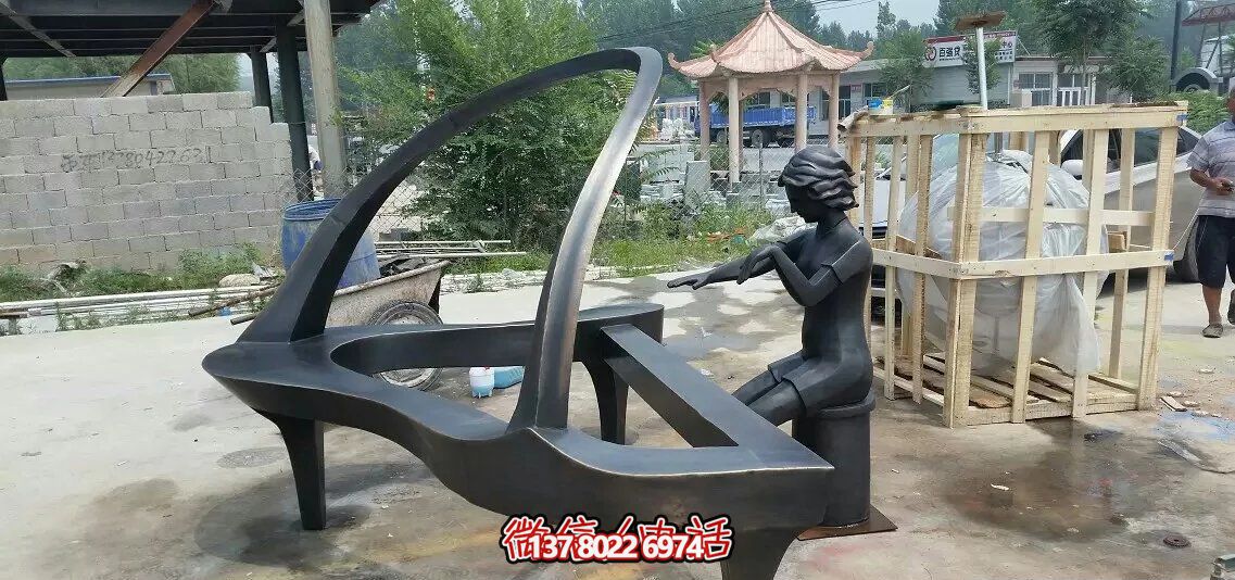 户外园林一位弹钢琴表演的石雕钢琴雕塑 户外园林一位弹钢琴表演的石雕钢琴雕塑
