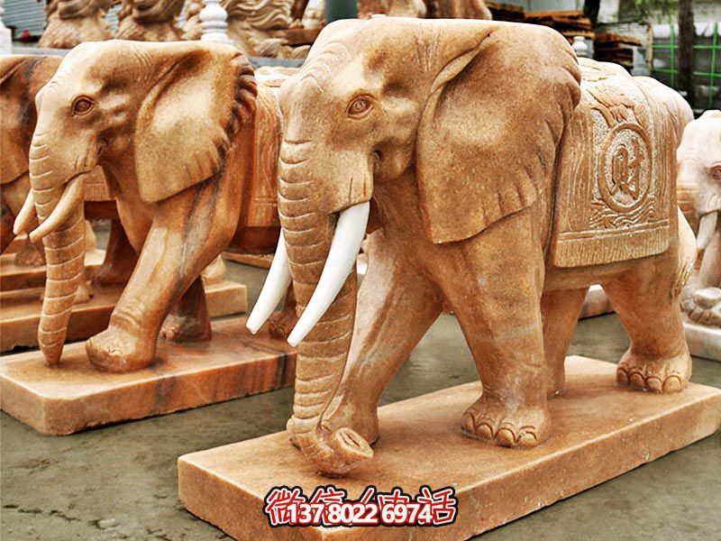 庭院寺庙晚霞红石雕行走的大象雕塑 庭院寺庙晚霞红石雕行走的大象雕塑