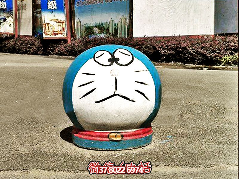 商场街边摆放卡通多啦A梦挡车球 商场街边摆放卡通多啦A梦挡车球
