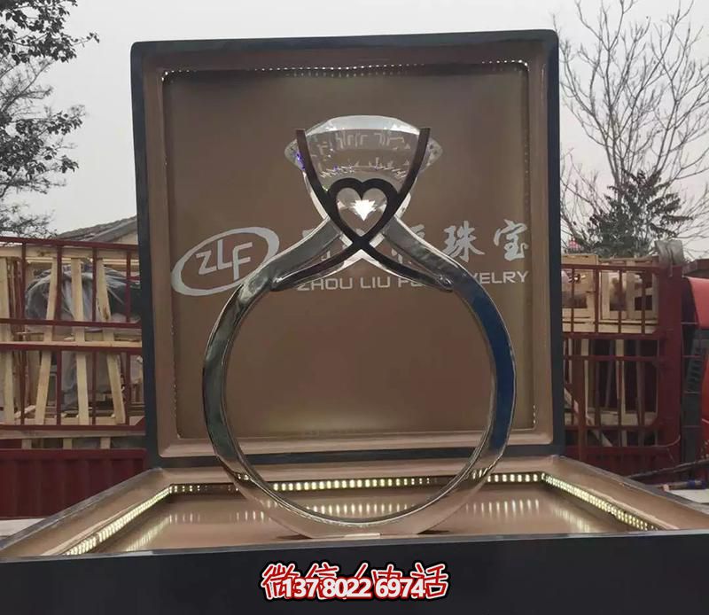 珠宝店门口摆放钻石不锈钢戒指雕塑 珠宝店门口摆放钻石不锈钢戒指雕塑
