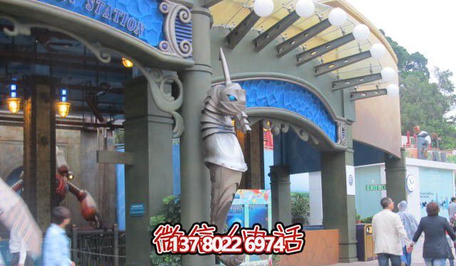 游乐场石柱上摆放的玻璃钢创意海马雕塑