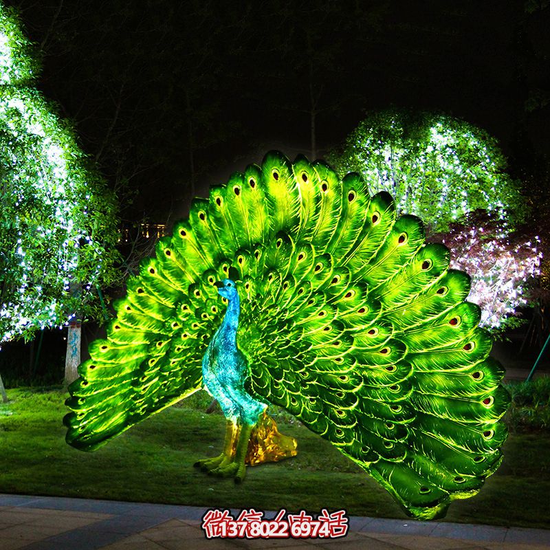 草坪上有一只骄傲的玻璃钢彩绘孔雀雕塑 草坪上有一只骄傲的玻璃钢彩绘孔雀雕塑