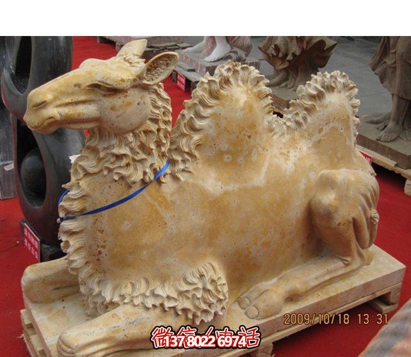 街道边摆放的黄色的玻璃钢创意骆驼雕塑 街道边摆放的黄色的玻璃钢创意骆驼雕塑