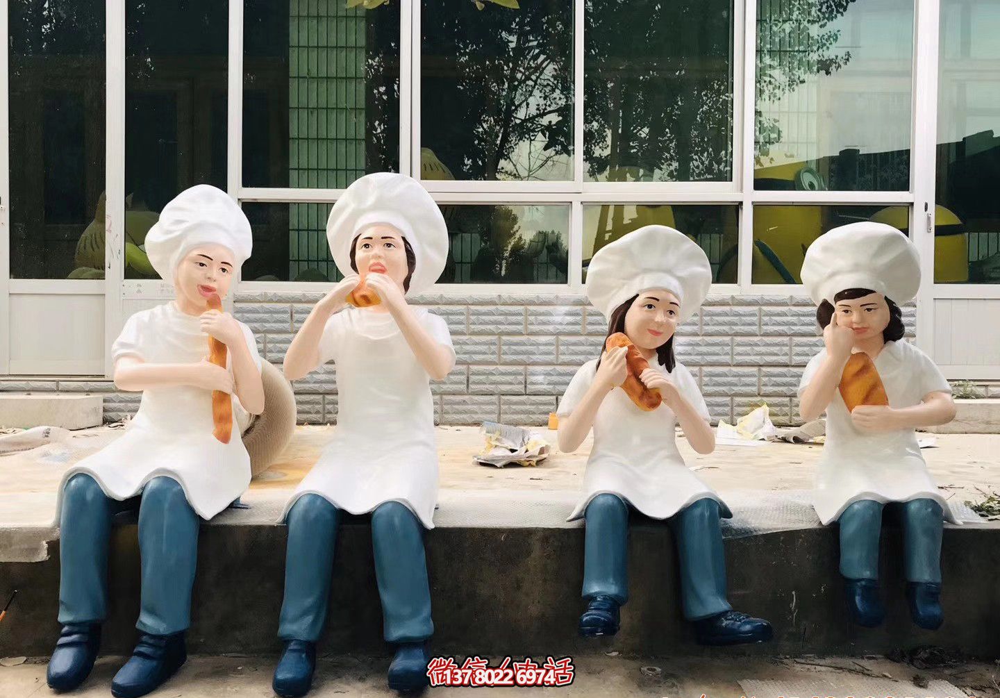景区玻璃钢仿真人物吃面包的厨师雕塑 景区玻璃钢仿真人物吃面包的厨师雕塑