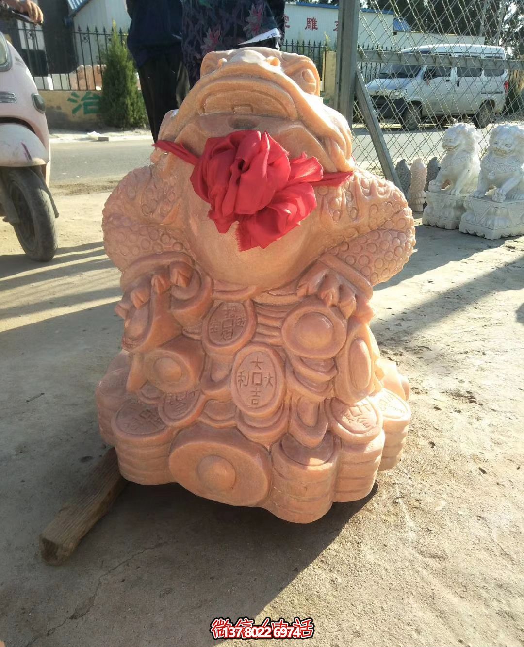 公园里摆放的一个花岗石石雕仿真金蟾雕塑
