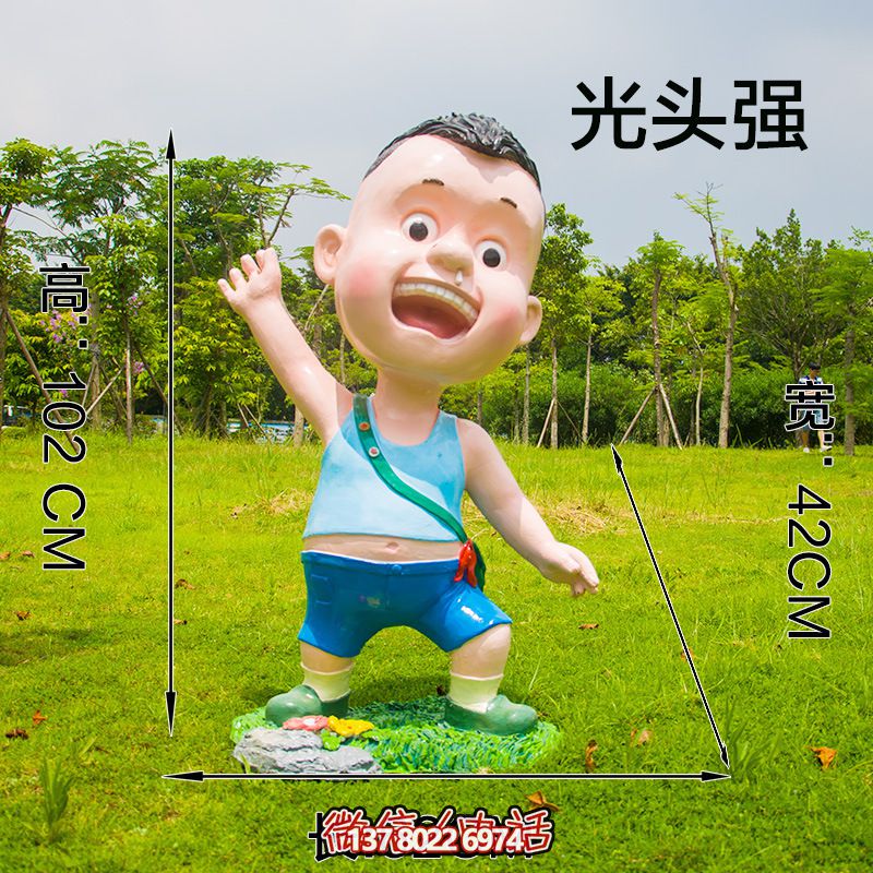 草地上摆放着一个张着大嘴的玻璃钢彩绘人物雕塑