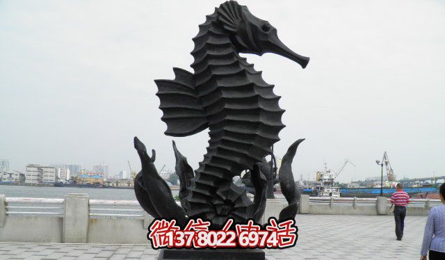 广场上摆放的黑色的玻璃钢创意海马雕塑 广场上摆放的黑色的玻璃钢创意海马雕塑